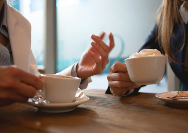 カフェで語り合う人たち
