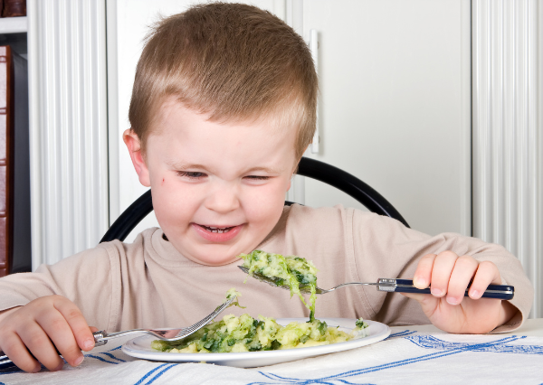 嫌いな食べ物に挑戦する子ども