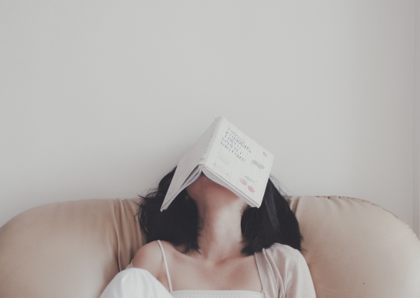 本を読みながら寝る人