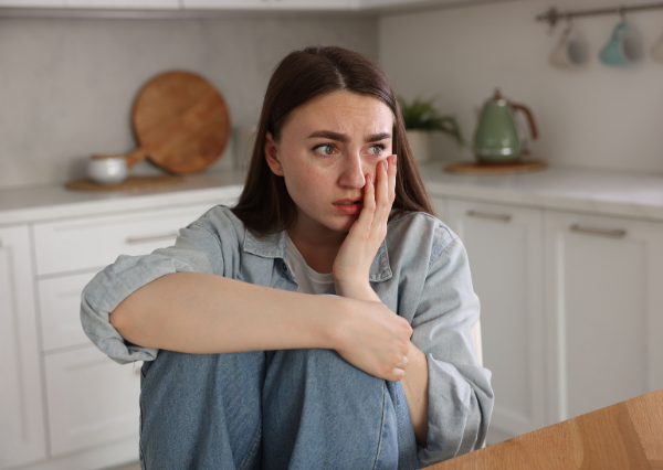 1人で考え込む人