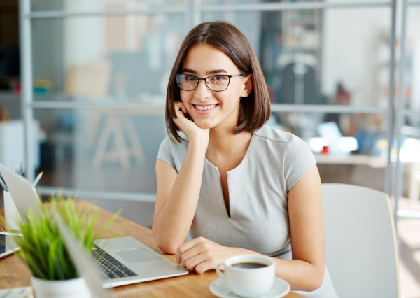 オフィスで働く人