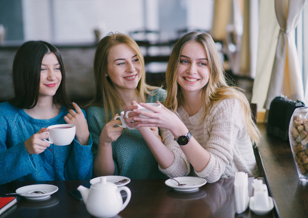 カフェで談笑する女性たち