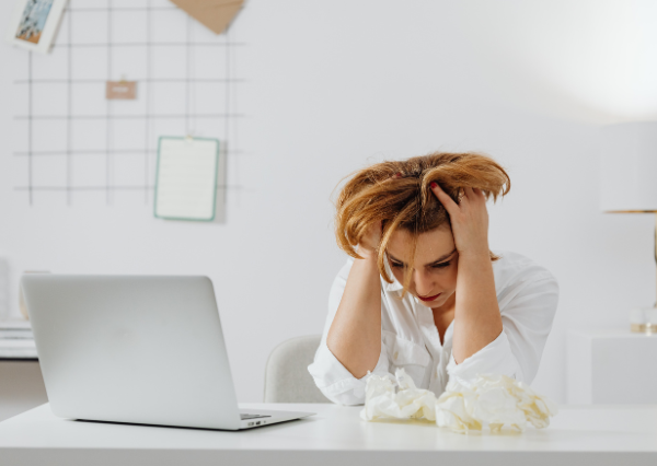 追い込まれて悩む人