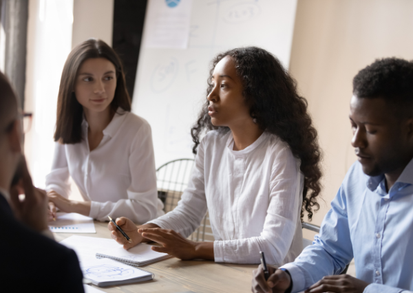 話し合いをする集団