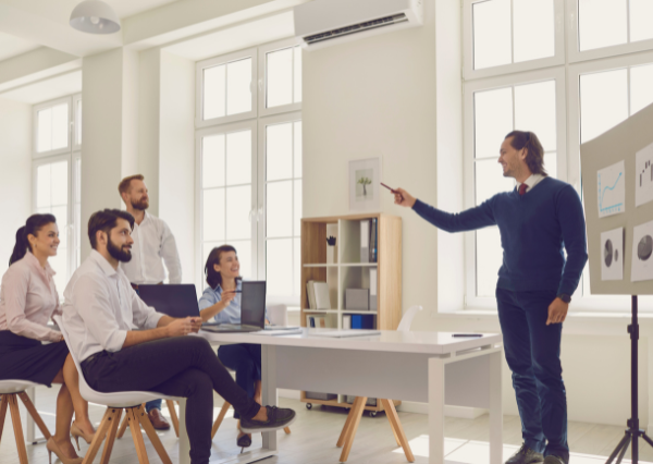 和やかに進む会議