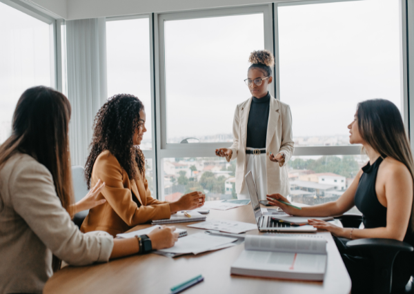 仕事ができて知的な女性像