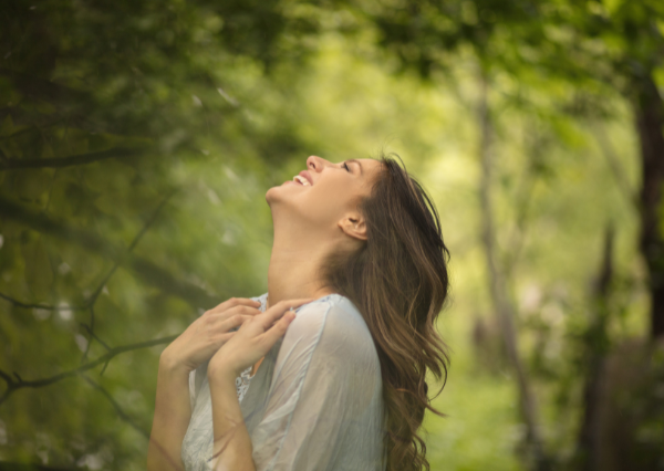 自然を感じている人