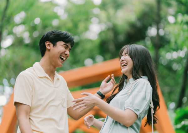 話が盛り上がっている男女