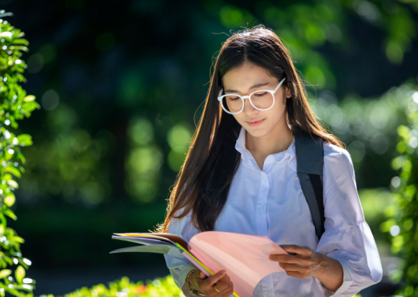 1人で本を読む女性