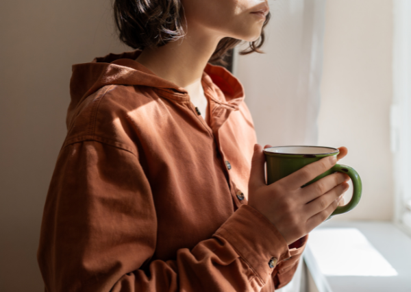 1人で静かにコーヒーを飲む女性