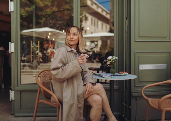 1人でコーヒーを飲む女性