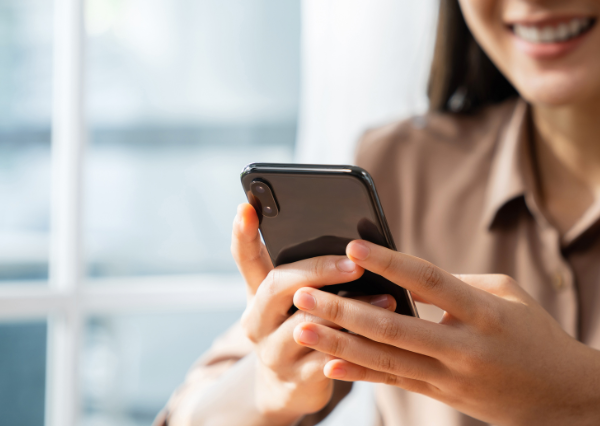 スマホを見る女性