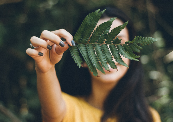 顔を隠している人