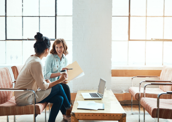 談笑する人たち