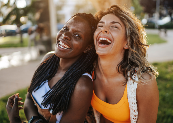 笑い合う友人同士