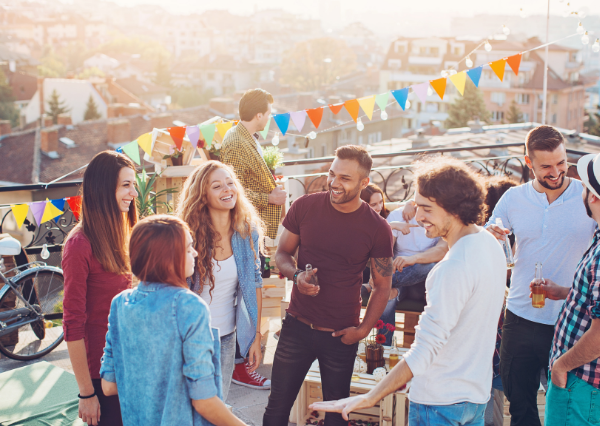 パーティーを楽しむ人たち