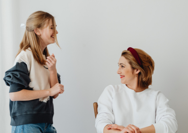 職場で談笑する人たち