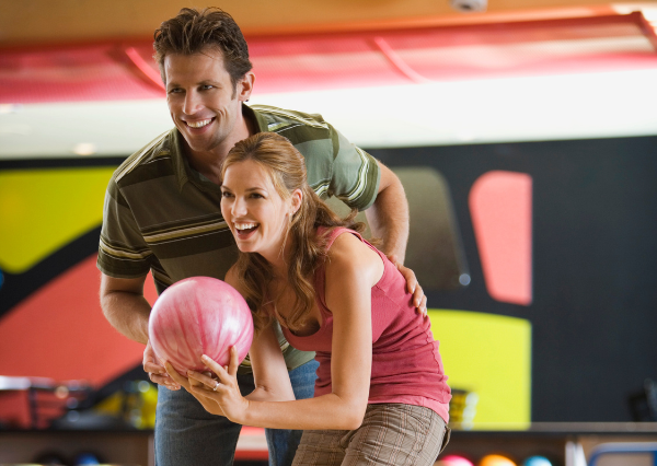 ボウリングをするカップル