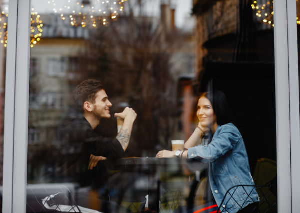 カフェで過ごすカップル