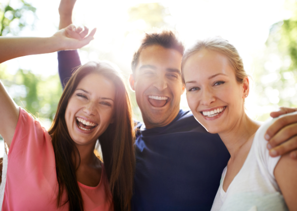 場の雰囲気を楽しむ人たち