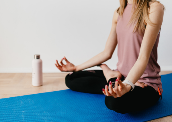 ヨガでリフレッシュする人