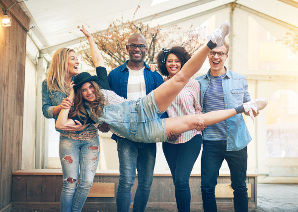 にぎやかな時間を過ごす人たち