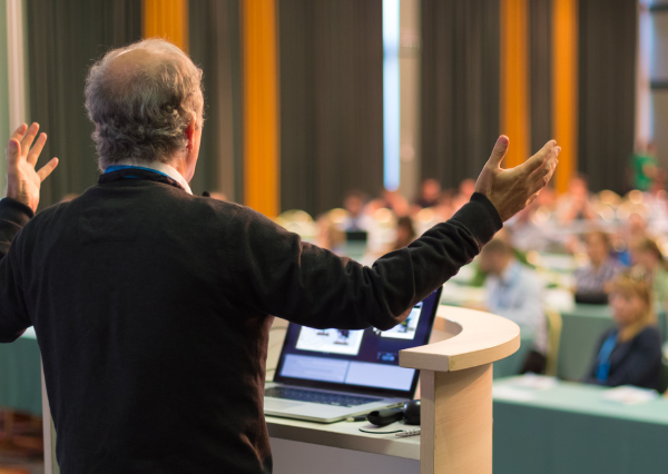 大衆の前でスピーチする人