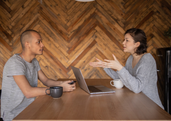 話し合う人たち