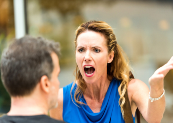 激昂する女性