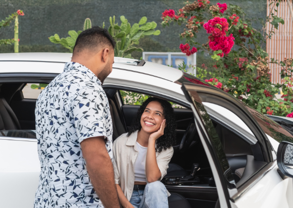 待ち合わせをするカップル