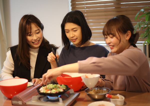 ホームパーティーをする人たち