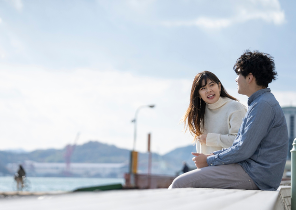 穏やかに会話するカップル