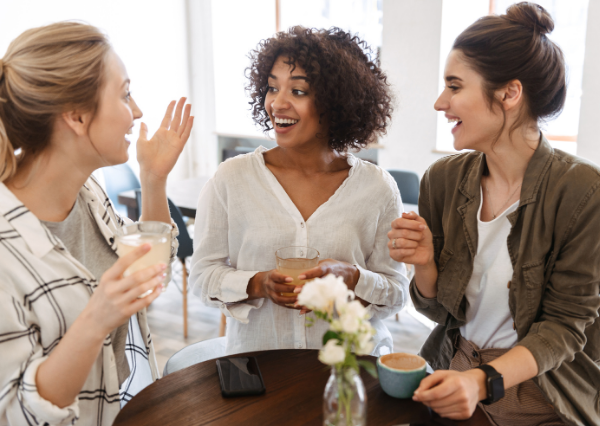談笑する女性たち