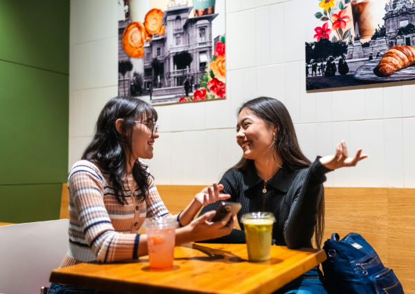 ゆっくり語り合う人たち