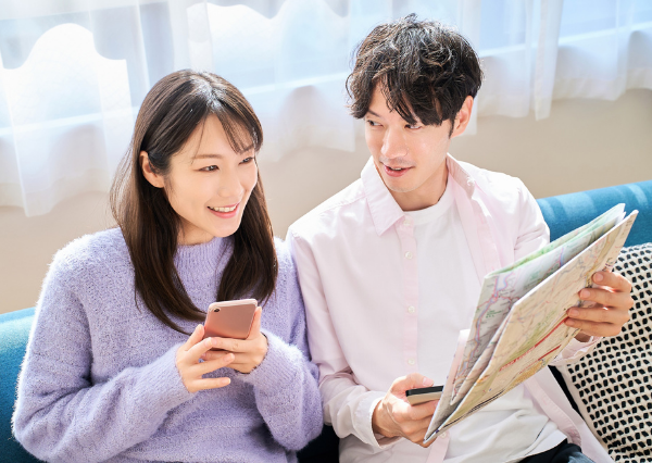 話し合うカップル