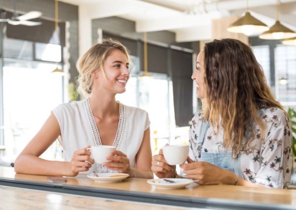 談笑する人たち