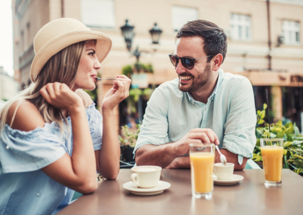 カフェでデートをするカップル