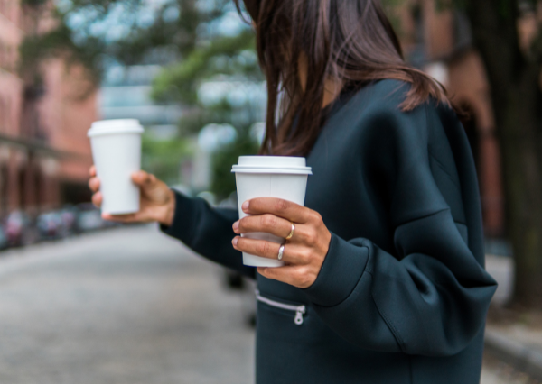 コーヒーを手渡す女性