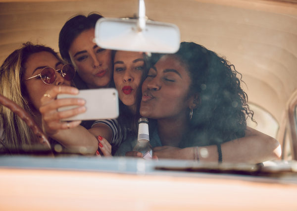 旅行する女性たち