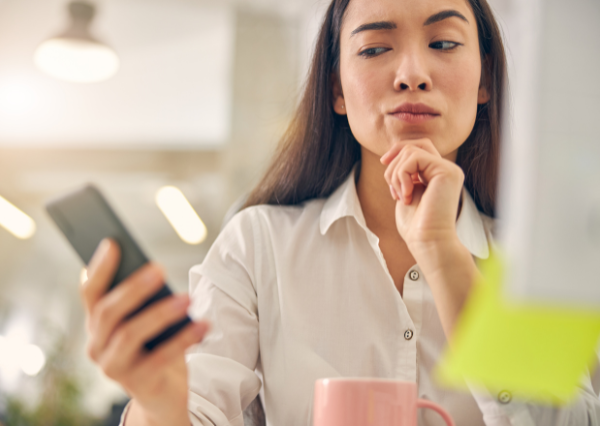 メッセージを受信し疑っている人