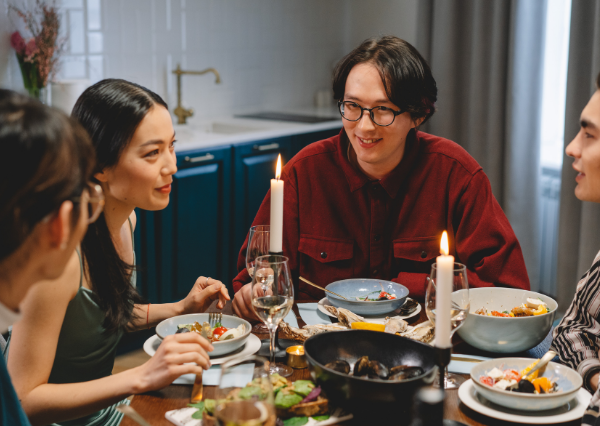 飲み会を楽しむ男女