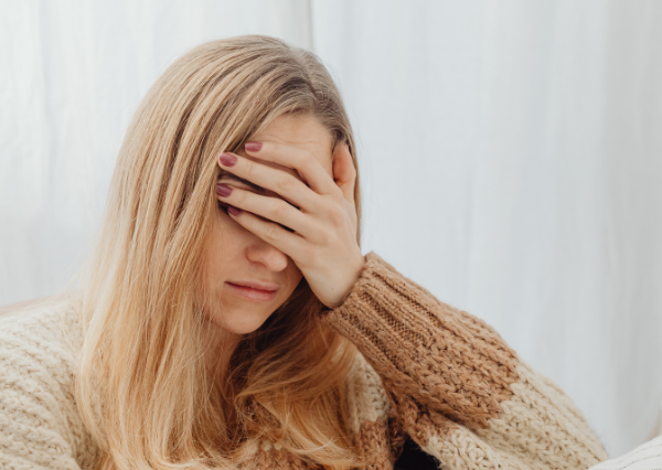 思いつめる女性