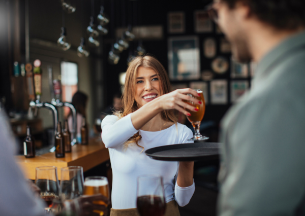 飲みものを提供する人
