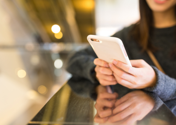 メッセージを打つ女性