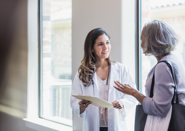 仕事の相談をしている人