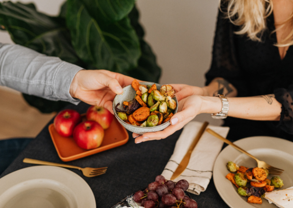 サラダを取り分ける人