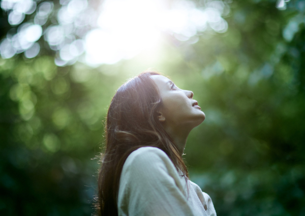 自然の中で癒される人