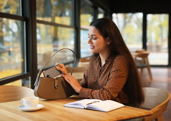 スマホをしまう女性