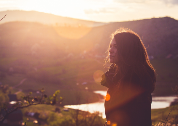 1人でたたずむ人