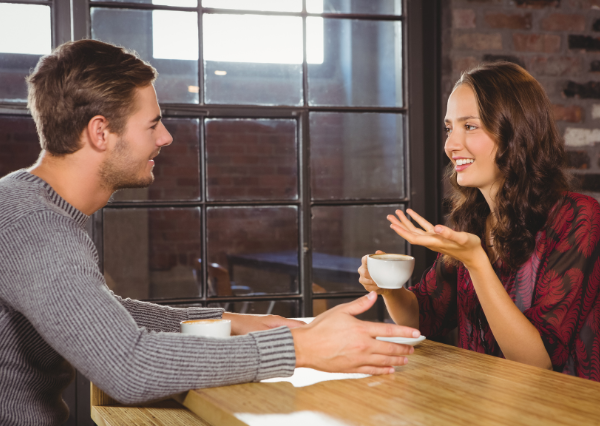 穏やかに話し合うカップル